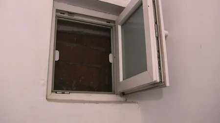 Ferestrele toaletelor unei școli din Arad au fost zidite pentru a respecta un proiect. Soluția găsită de primar pentru rezolvarea situației