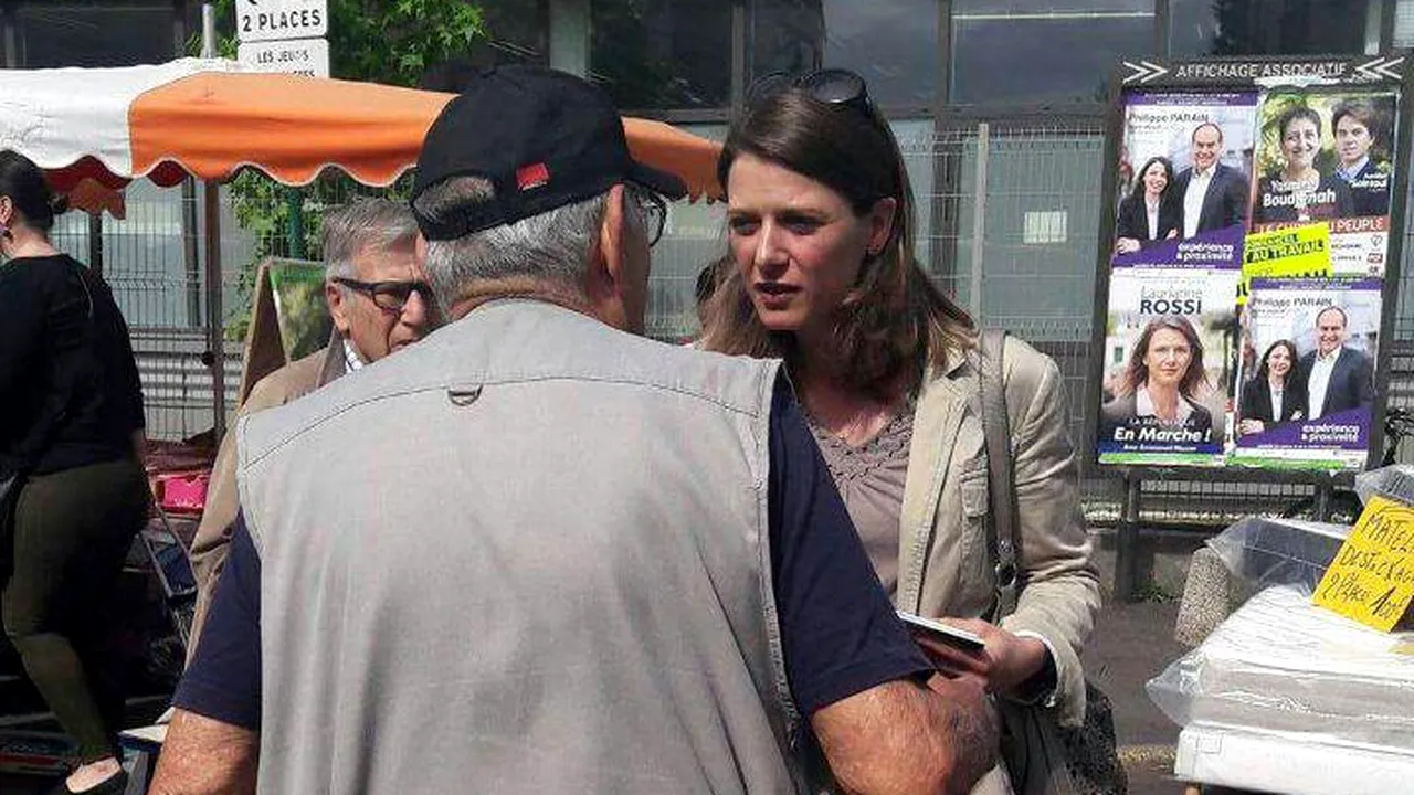 O deputată din partidul lui Emmanuel Macron, lovită în plină figură într-un market din Paris. Mesajul jignitor pe care i l-a strigat atacatorul