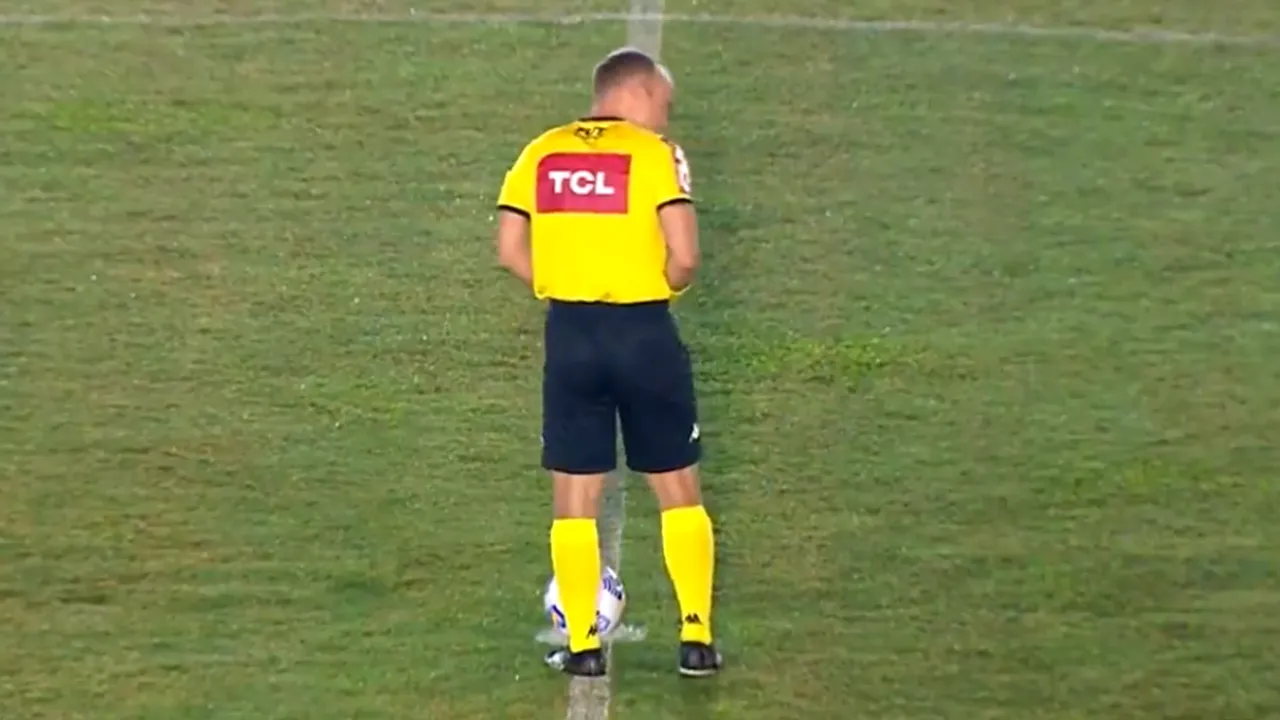 VIDEO / Un arbitru a urinat la mijlocul terenului, chiar înainte să fluiere debutul partidei