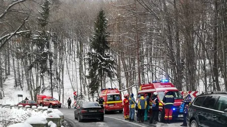 FOTO Șapte copii au fost transportați la spital după ce microbuzul în care erau a fost implicat într-un accident