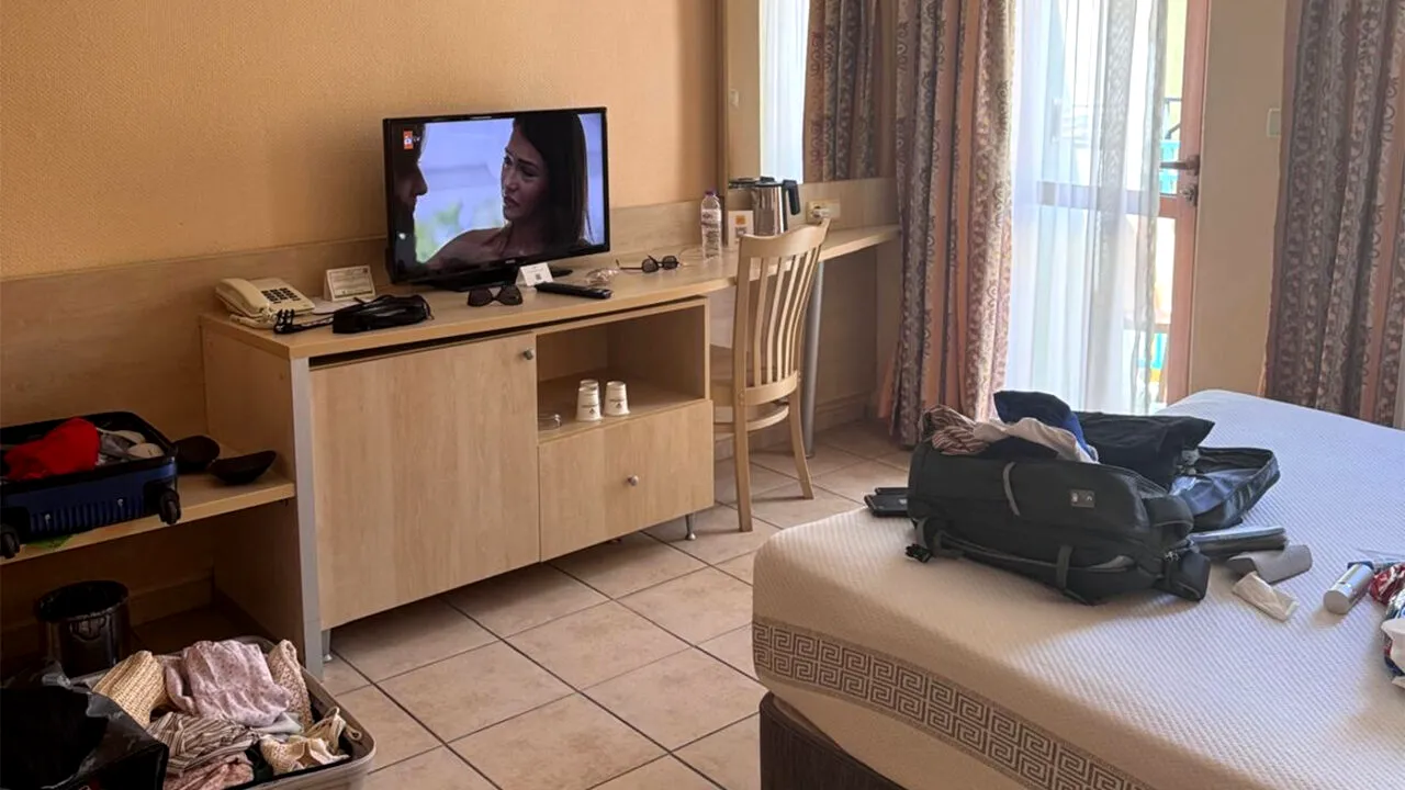PĂCĂLEALĂ de 2.100€. Alina din Iași a rezervat un sejur într-un resort 5* din Antalya. Cum arăta camera, de fapt: „Nici la bunica n-am văzut așa ceva”