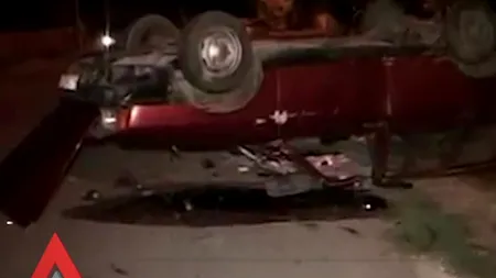 Cinci RĂNIȚI după ce mașina în care se aflau A INTRAT într-un gard de beton
