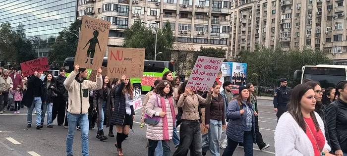 Sute de persoane au ieșit în stradă pentru marșul „Împreună pentru siguranța femeilor!”, organizat în București. Ce măsuri împotriva violenței au cerut organizatorii