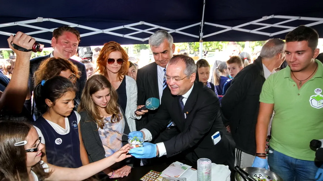 Bucătarul Emil Boc: ce a gătit primarul Clujului pentru zeci de copii 