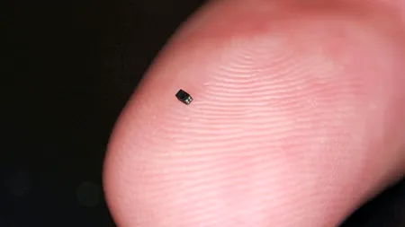 Cum arată și la ce este folosit cel mai mic aparat de filmat din lume. Are dimensiunea unui fir de nisip - VIDEO