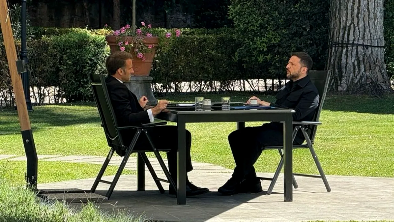 Volodimir Zelenski poartă discuții cu Emmanuel MACRON la Roma, după funeraliile Suveranului Pontif. Anunțul ministrului de Externe ucrainean