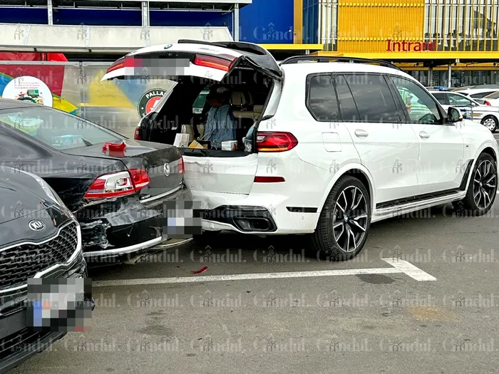 Mamă surprinsă între două mașini, după ce copiii ei s-au urcat la volan și au apăsat accelerația / Sursa foto: GÂNDUL
