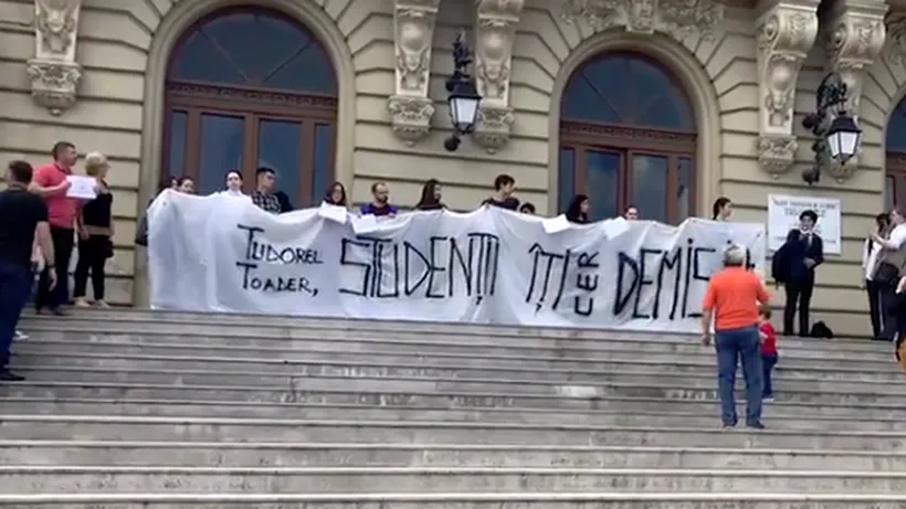 Un nou protest al studenților din Iași: Cerem demisia lui Tudorel Toader din funcția de rector