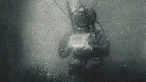 Un român apare în prima fotografie subacvatică din istorie. Detaliul neobservat până acum