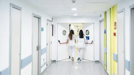 Scene de neimaginat, într-un spital de top din Iași. O pacientă a fost JEFUITĂ de bani, bijuterii și acte