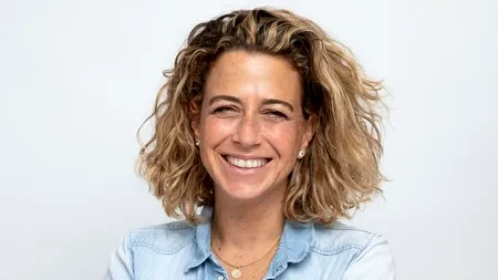 Nepoata premierului asasinat Yitzhak Rabin - spre Knesset, alături de  Ehud Barak