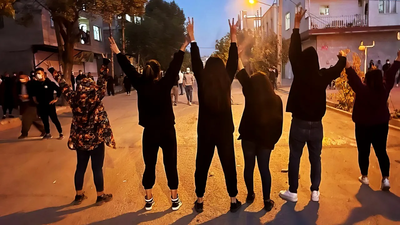 Prima condamnare la moarte în Iran pentru participarea la protestele cauzate de moartea tinerei Mahsa Amini