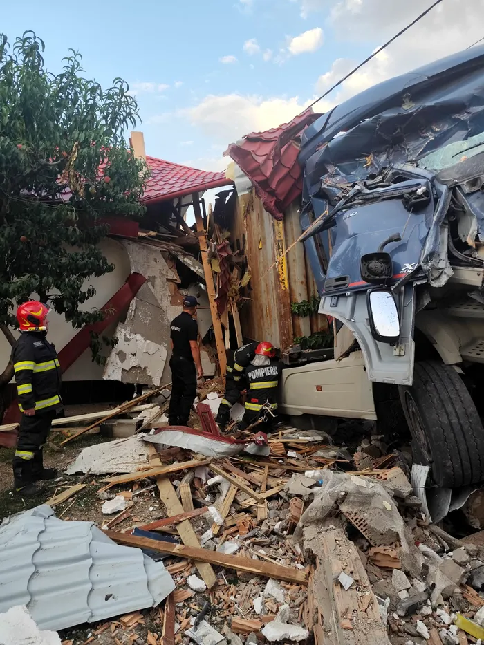 Un TIR a intrat în 2 gospodării din Vaslui. Una dintre case a fost făcută praf