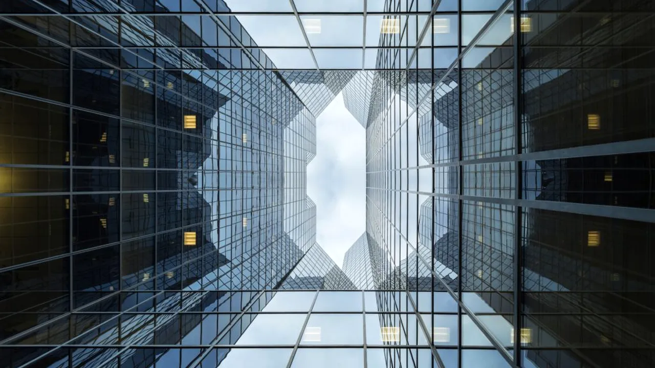 Cererea de spații de birouri în București, aproape la jumătate față de anul trecut