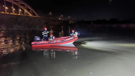 FOTO-VIDEO | Pompierii caută un adolescent de 15 ani căzut în râul Mureș, în zona unui ponton din Alba Iulia