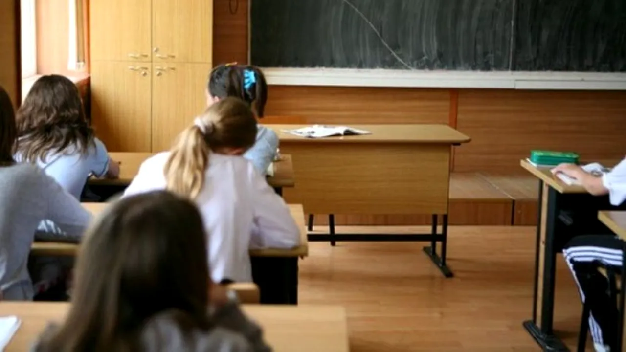 Perle la Evaluarea Națională: Cratima desparte două cuvinte care nu încap întregi în versuri 