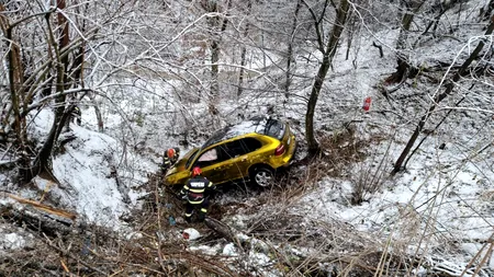 A căzut în râpă cu maşina chiar lângă biserică. Trei persoane au ajuns la spital
