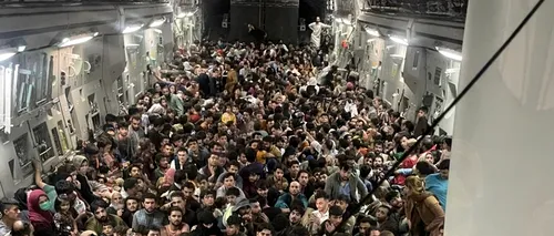 Imaginea disperării celor care vor să fugă din Afganistan: Sute de oameni, înghesuiți într-un avion care transportă în mod normal de patru ori mai puțini pasageri