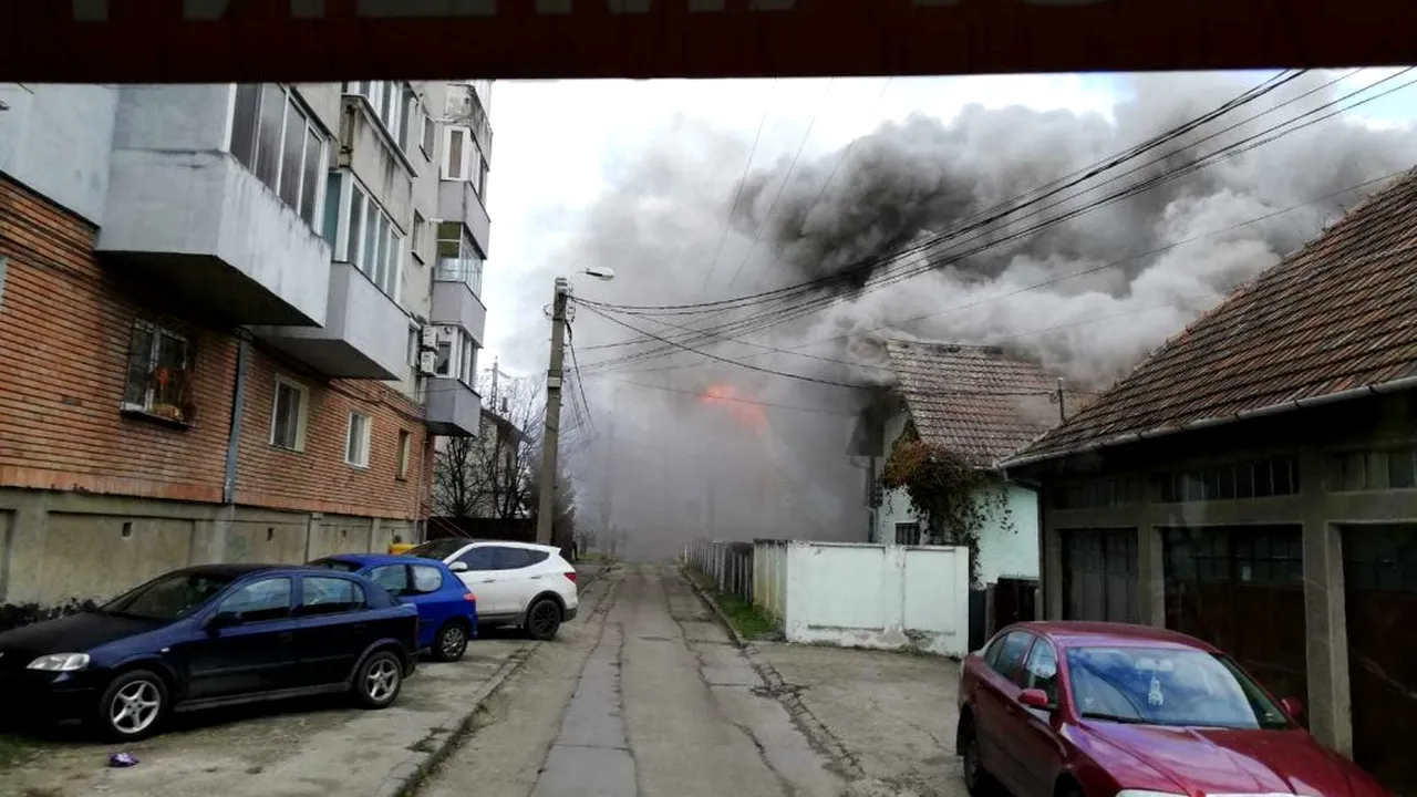 Un incendiu puternic s-a produs într-o casă din Timișoara - FOTO