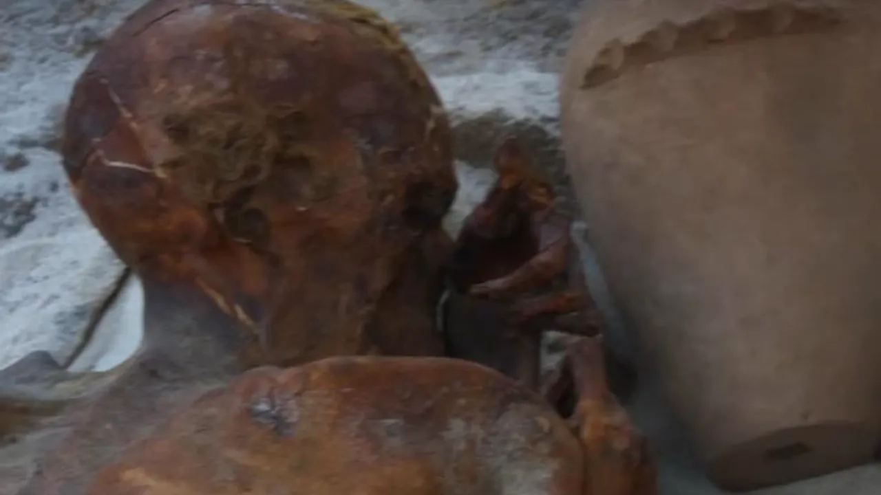 Cele mai vechi tatuaje din lume. Ce desene au fost descoperite pe două corpuri mumificate în urmă cu peste 5.000 de ani