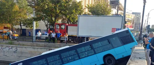 Un autobuz STB a căzut în Dâmbovița. În accident a fost implicată și o mașină VIDEO / O comisie va cerceta cauzele accidentului