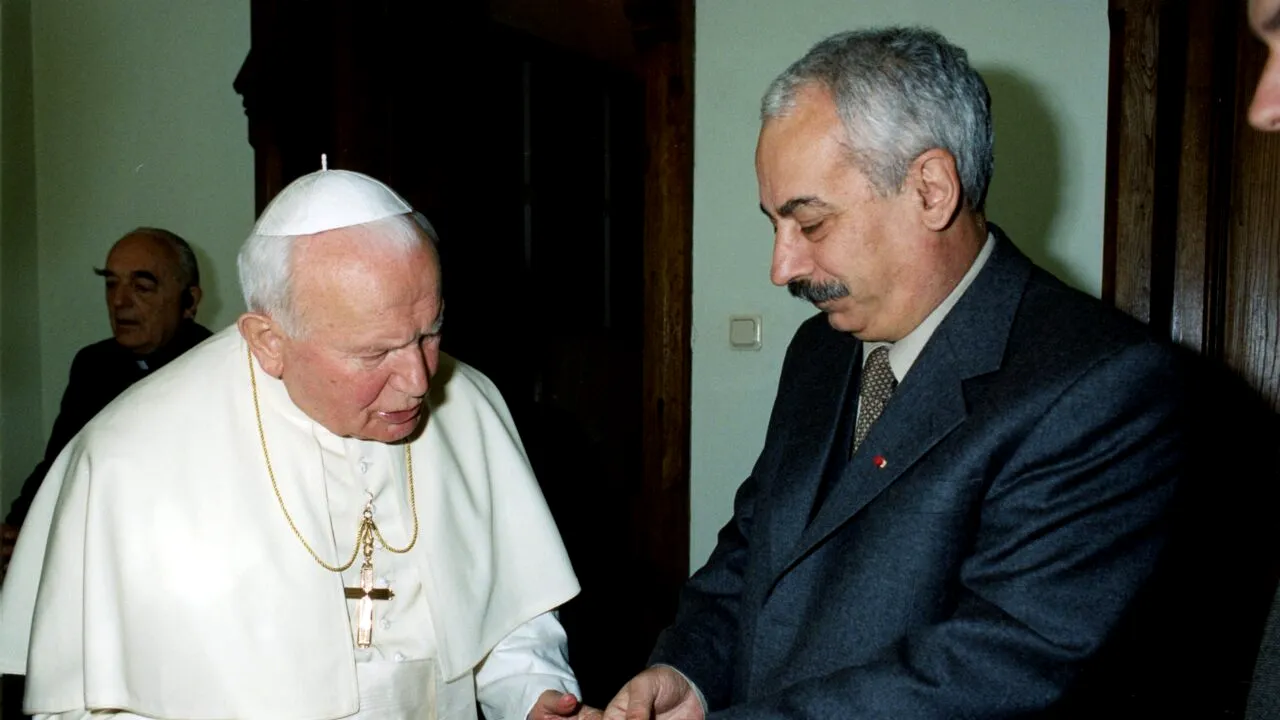Un sfert de veac de la vizita Papei Ioan Paul al II-lea în România. Contribuția-cheie a lui Radu Vasile la invitarea Suveranului Pontif la București