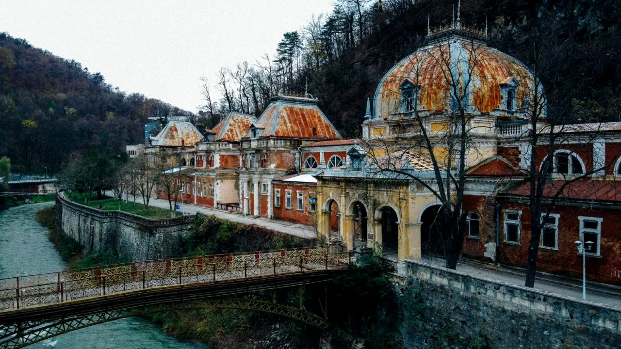 GALERIE FOTO Clădire-monument din Herculane, pe lista celor mai periclitate șapte situri de patrimoniu din Europa. Președinta Asociației Locus: „Munca cea mai grea acum începe!