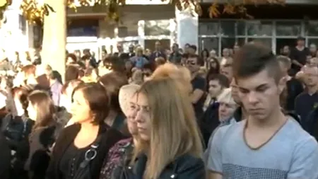 400 de oameni în stradă la Câmpina, după TRAGEDIA rutieră provocată de sinucigașul de pe DN1