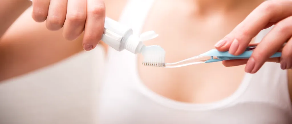 Un studiu arată că cei care nu se spală pe dinţi riscă să se îmbolnăvească de cancer. Românii, pe ultimul loc în UE la igiena dentară