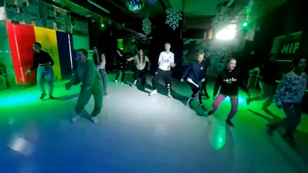 VIDEO | Noi imagini cu Alexia, fata căreia medicii i-au reatașat brațele. Adolescenta face repetiții în sala de dans