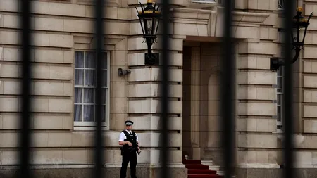 Un polițist britanic, arestat după descoperirea unor muniții la Palatul Buckingham