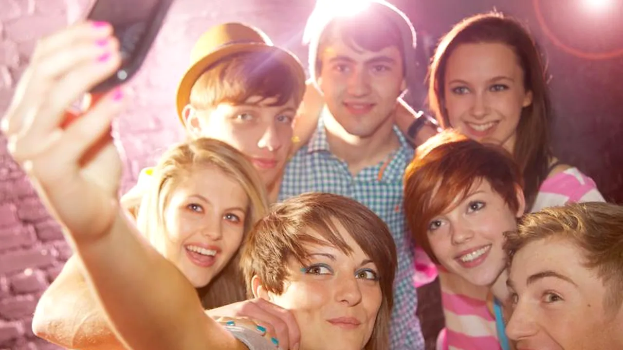 Cum influențează cercul de prieteni debutul vieții sexuale și consumul de alcool la adolescenți. STUDIU