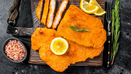 Cum să prepari șnițele de pui fragede la cuptor urmând 3 pași simpli. Truc pentru o textură exterioară crocantă și condimentată