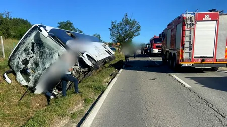 Autocar plin cu elevi care plecau în excursie, implicat într-un grav ACCIDENT în Vâlcea / Un șofer de 22 de ani a murit /Trei copii au ajuns la spital