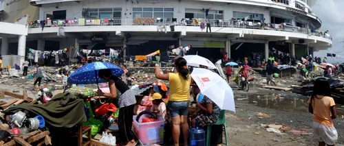 Locuitorii din zonele afectate de taifun în Filipine jefuiesc morții pentru a supraviețui 