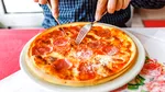 Psihologii susțin că oamenii care mănâncă pizza cu furculița și cuțitul, în general, ascund acest mare defect