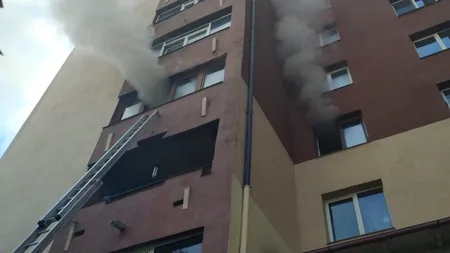 Incendiu puternic într-un bloc din Piatra-Neamţ. Aproximativ 20 de locatari s-au autoevacuat - GALERIE FOTO
