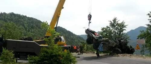 După o operațiune de 5 ore, camionul a fost scos din râpa unde au murit 3 militari. Cum arată ce a rămas la locul accidentului