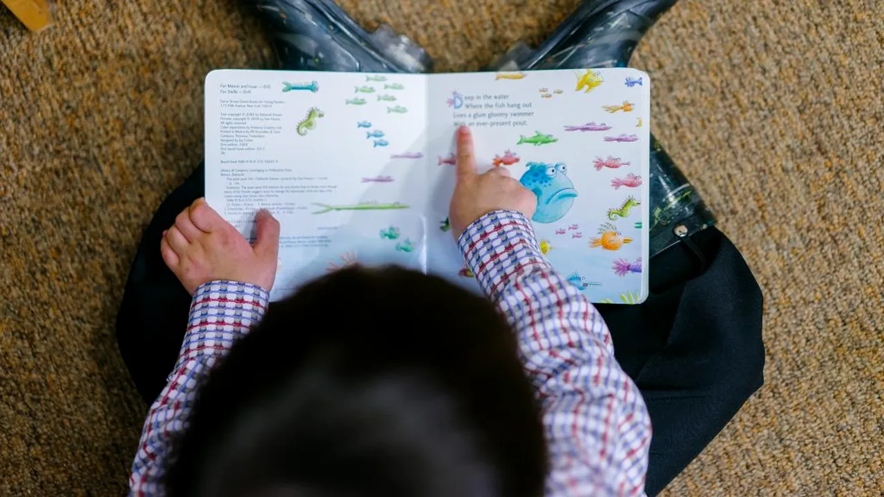 O educatoare s-a filmat în timp ce bate un copil la grădiniță. Femeia s-a lăudat pe WhatsApp! „Aștept laude, idei de viitor”