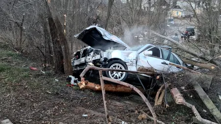 Un tânăr de 23 de ani a murit într-un grav accident, la Suceava. După ce a pierdut controlul volanului, a lovit un pieton şi s-a oprit în mai mulți copaci de pe marginea drumului (VIDEO)