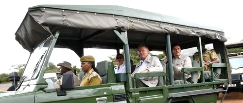 VIDEO | <i class='ep-highlight'>Klaus</i> <i class='ep-highlight'>Iohannis</i> se plimbă cu Land Cruiser în safari / Cum a fost fotografiat președintele în Kenya