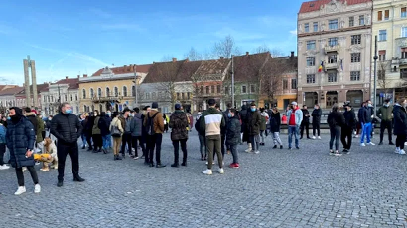 Protest la Cluj-Napoca împotriva noilor restricții: „Deschideți sălile de sport!”/ Peste 100 de clujeni s-au adunat în centrul orașului și au început să facă mișcare
