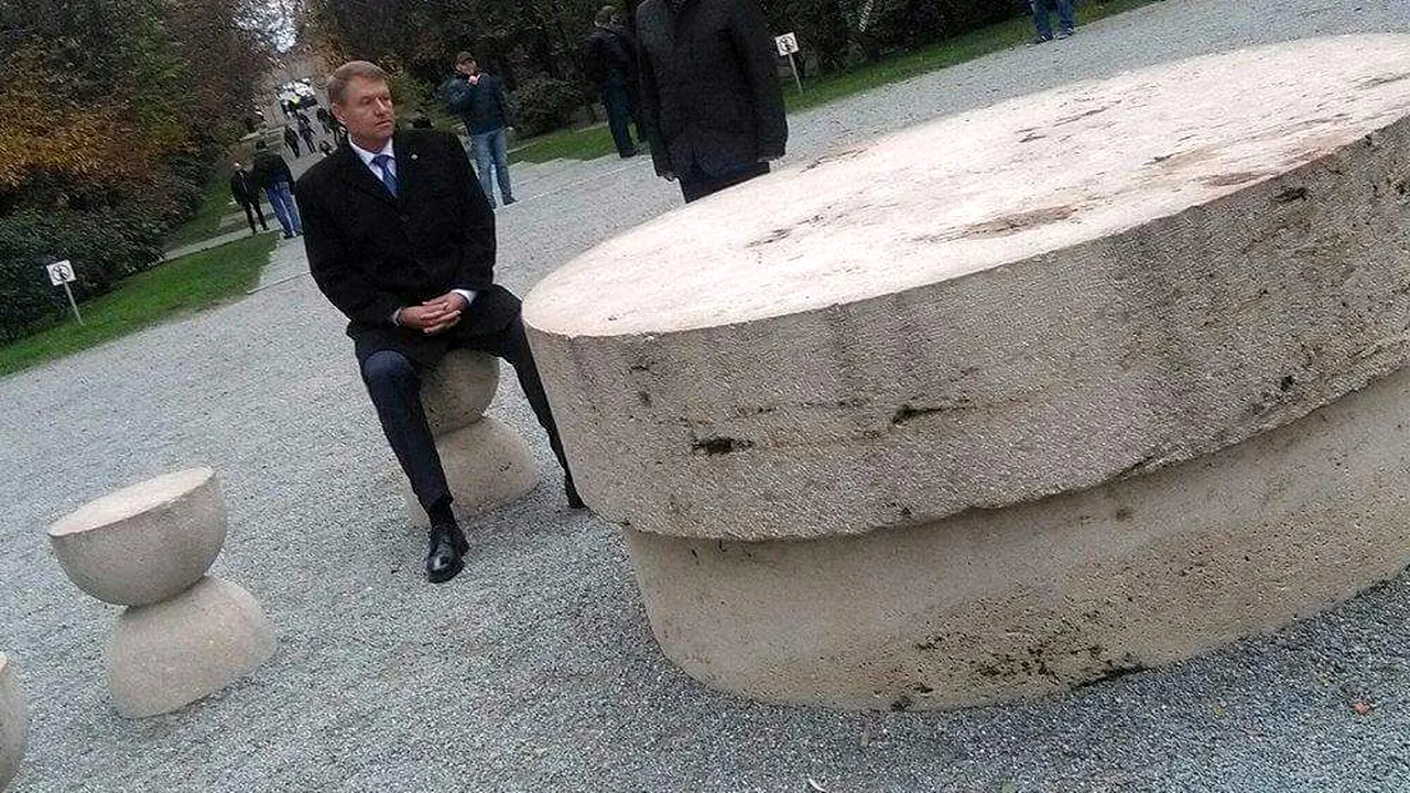 IMAGINEA ZILEI. Iohannis s-a așezat la Masa Tăcerii. Panoul pe care președintele l-a ignorat total
