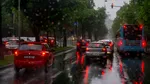 Furtună puternică în București. 36 de autoturisme au fost avariate / Cod Galben de vijelii, descărcări electrice și grindină