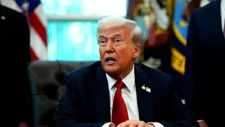 Donald Trump anunță că SUA renunță la mașinile electrice și la tehnologiile scumpe ale lui Biden. Președintelui SUA îi plac mașinile mici japoneze