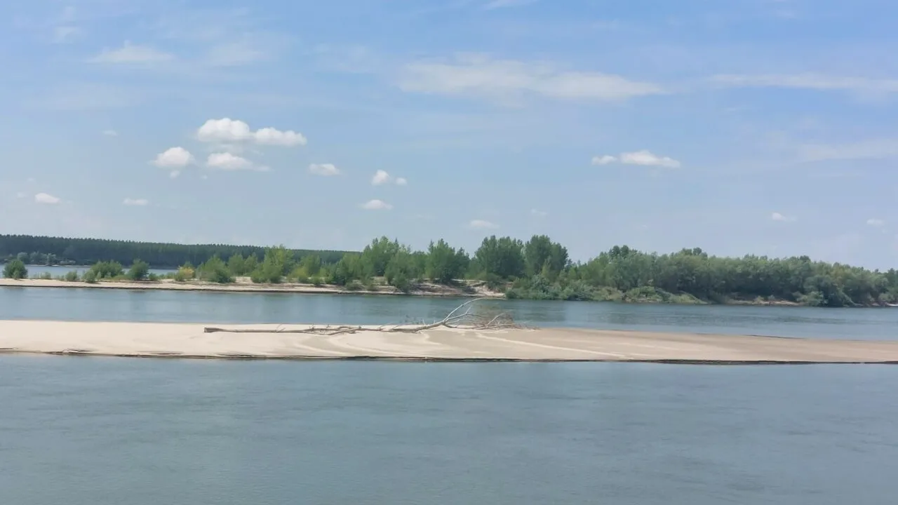 FOTO | Au apărut dunele de nisip pe Dunăre, din cauza secetei. Un nivel atât de scăzut al apei nu a mai fost din 2003