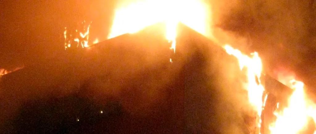 Locatarii unui bloc din Sărmaș, evacuați după ce un vecin beat și-a dat foc la apartament