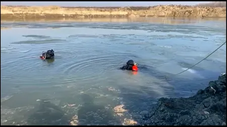 Pompierii din Olt au scos un bărbat căzut cu un buldoexcavator într-un lac înghețat | VIDEO