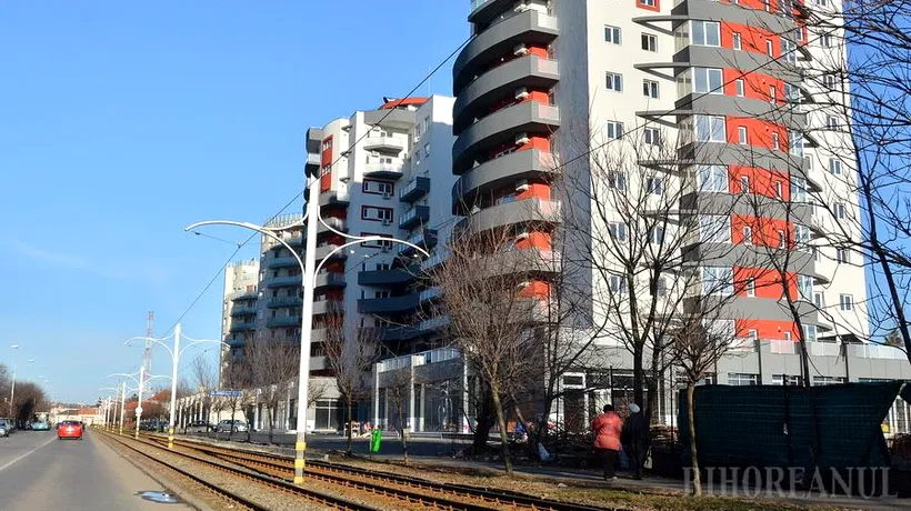 Locatarii unui bloc nou din Oradea, TERORIZAȚI de alarma de incendiu defectă. Pornește chiar și la o adiere de vânt și se oprește manual