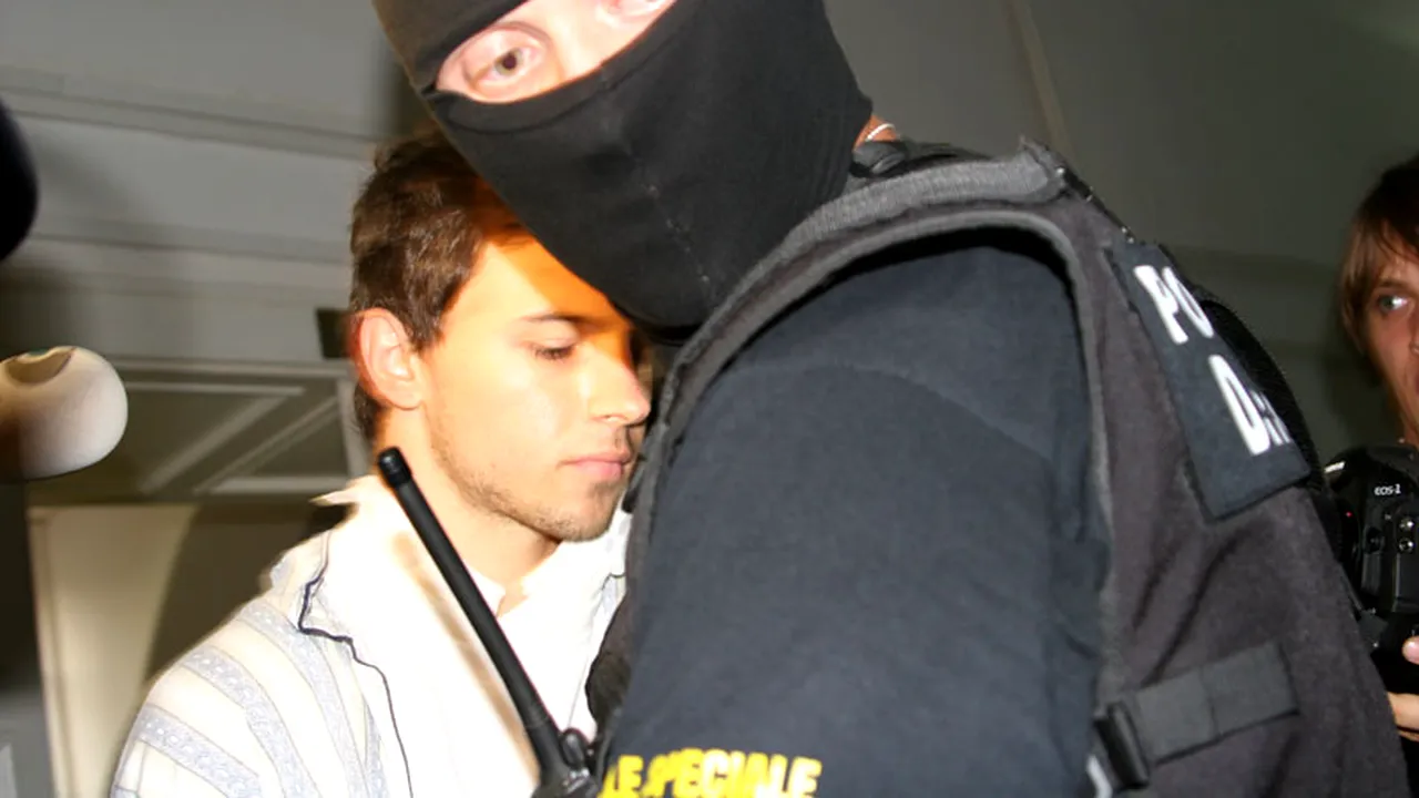 Fostul student care a ucis și tranșat un bărbat împreună cu iubita sa se căsătorește în închisoare cu o ucraineană